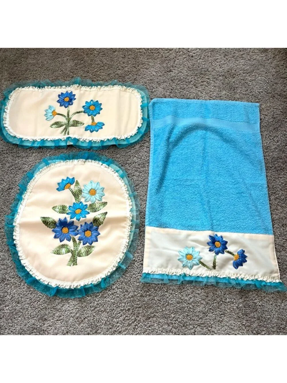 Vtg 3-Piece Bathroom Set Ribbon Embroidery Floral Ruffles Teal Blue Grannycore